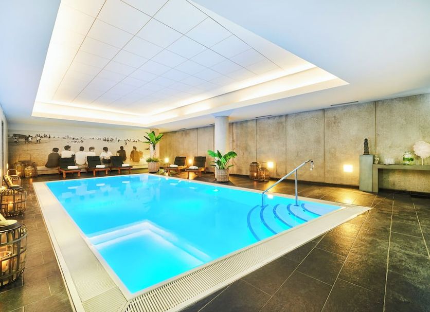 Indoor pool at Nena Hotel Bremen in Bremen with lounge seating and modern lighting