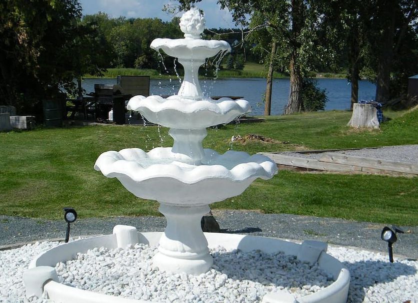 Motel 6 Campbellford On fountain in a landscaped garden beside a river, Campbellford
