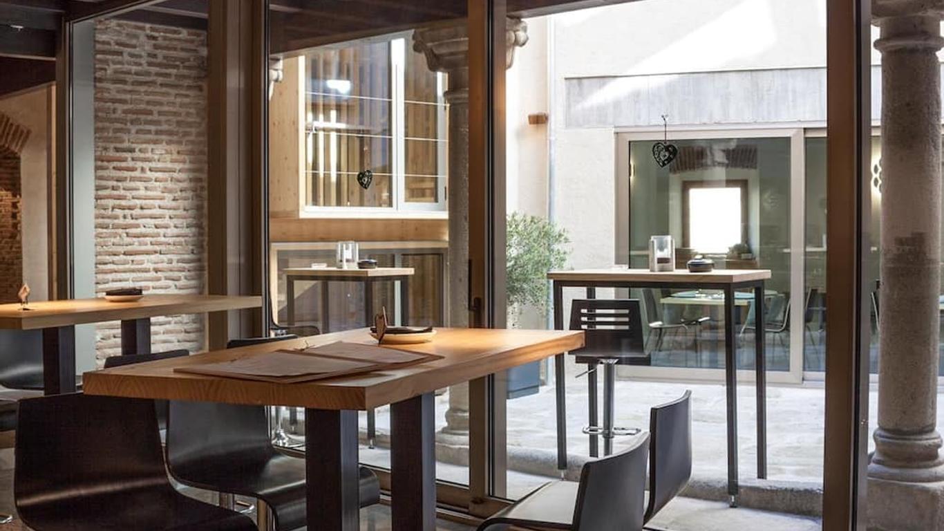 El Encanto Hotel & Cafetería