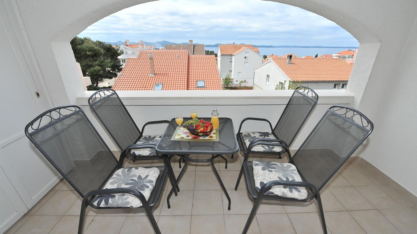 Apartments & Rooms Petra