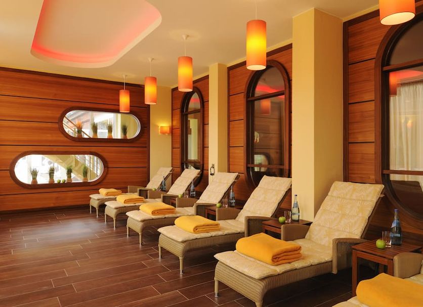 Spa lounge at Romantik Hotel Jagdhaus Eiden am See in Bad Zwischenahn with loungers and warm lighting