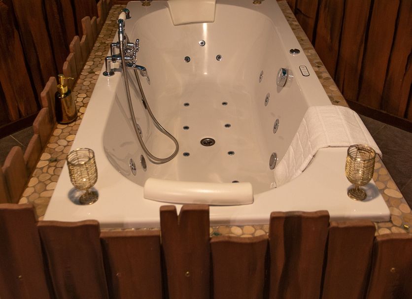 Guest house Western-city, Chaudfontaine: rustic indoor whirlpool tub with desert mural