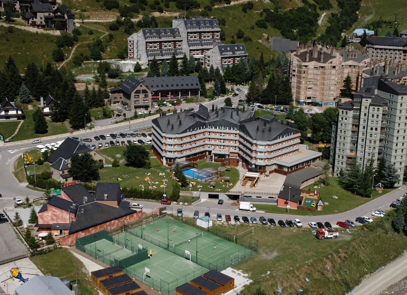Hotel Montarto in Salardú with an outdoor pool, tennis courts, and mountain-view surroundings