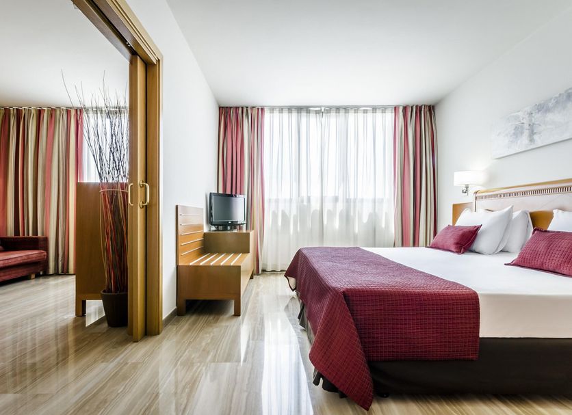 Exe Barberà Parc room in Barberà del Vallès with bed, sitting area and large window