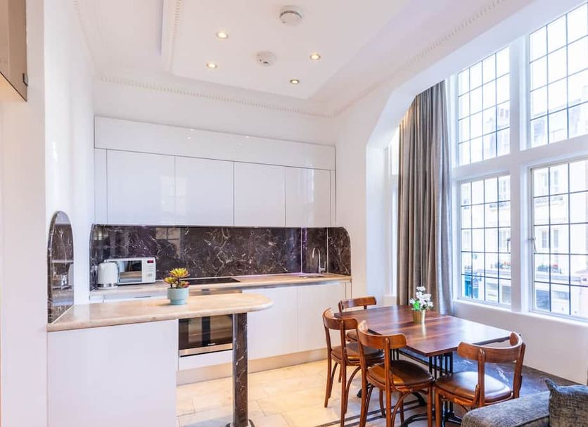 Griffin House Hotel London room with kitchenette and large bay window