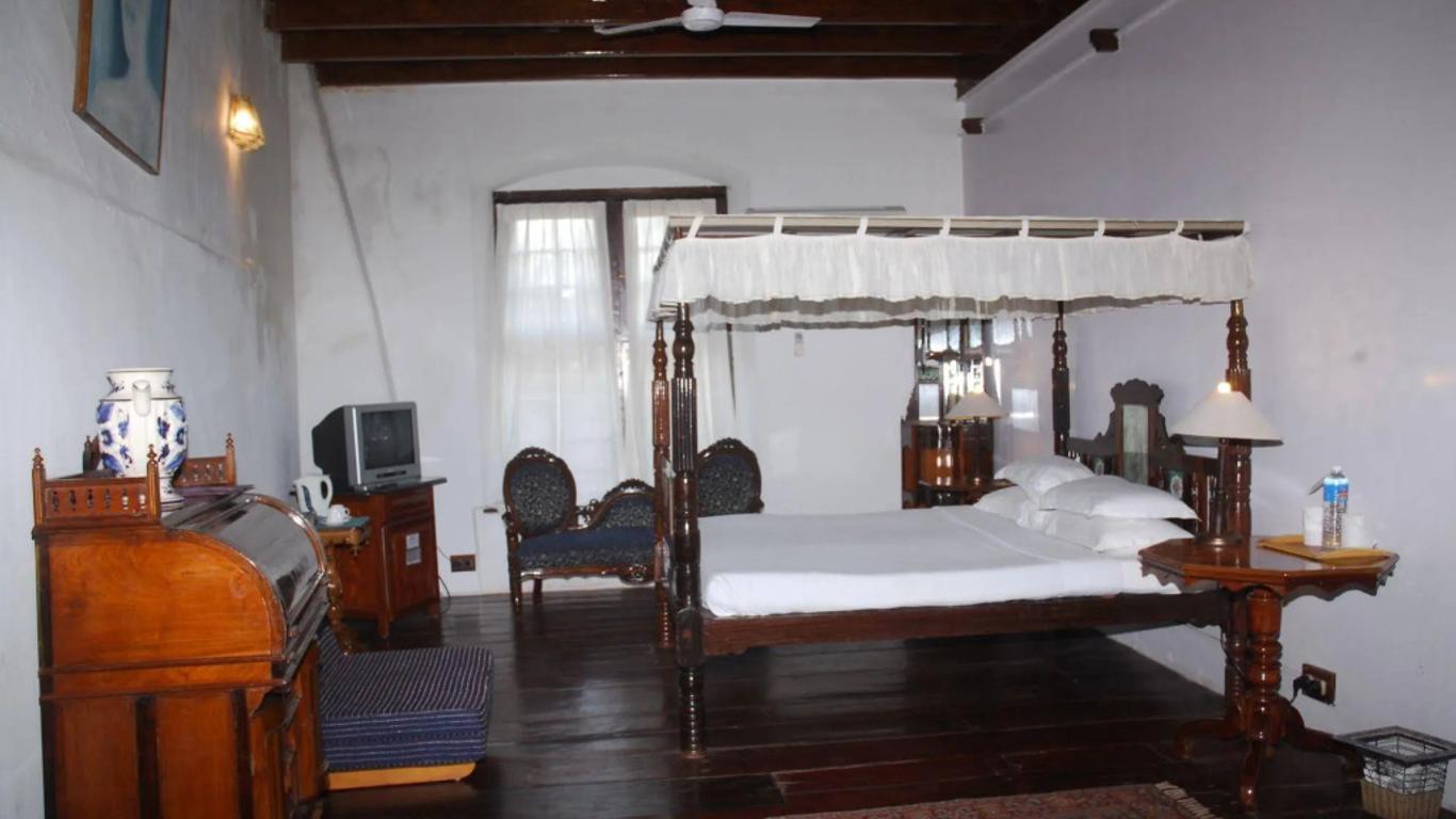 Old Courtyard Hotel
