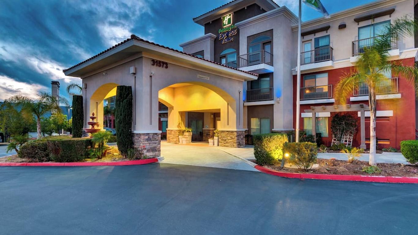 Holiday Inn Express Hotel & Suites Lake Elsinore