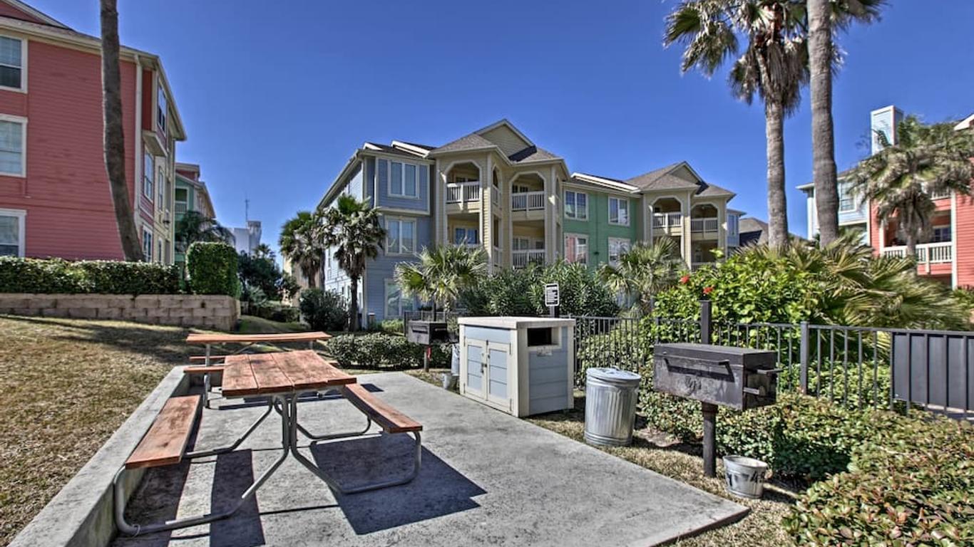 Walk to Beach Lavish Resort Escape in Galveston!