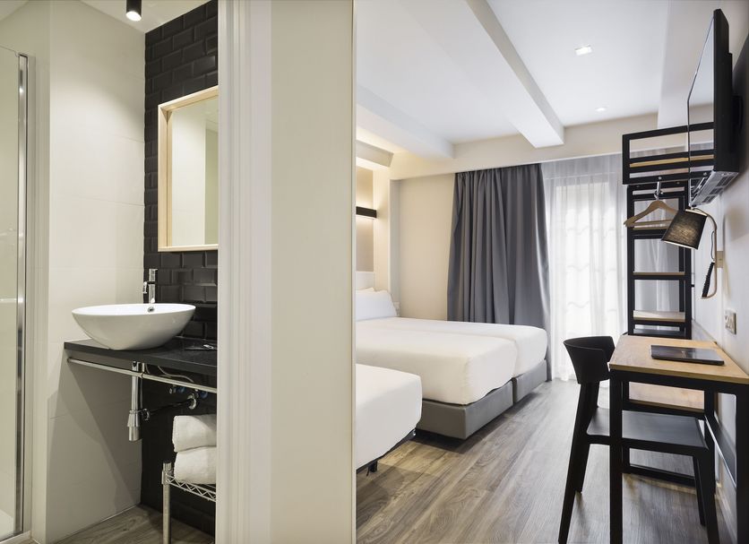 Acta BCN 40, Barcelona hotel room with twin beds, desk, shower and large window