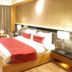 Hotel Grand Marian, Ludhiāna: guest room with king bed, red runner, desk, chairs and bedside lamps