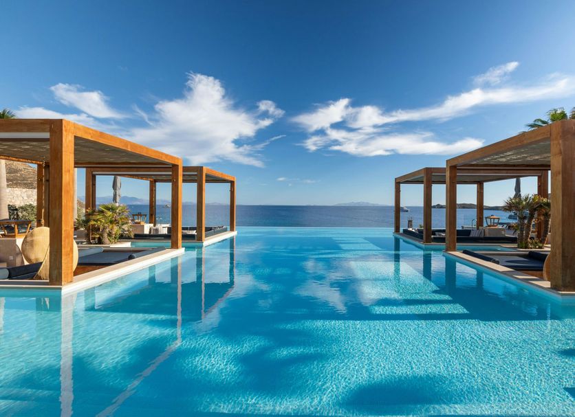 Santa Marina, a Luxury Collection Resort, Mykonos in Ornos: infinity pool overlooking the sea