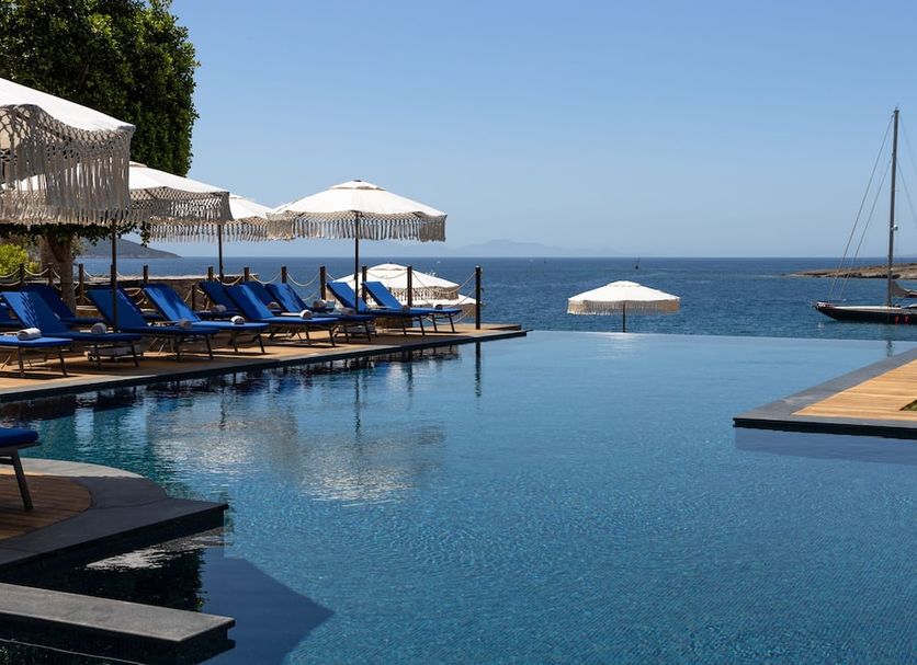 Mett Hotel & Beach Resort Bodrum infinity pool overlooking the sea in Bodrum