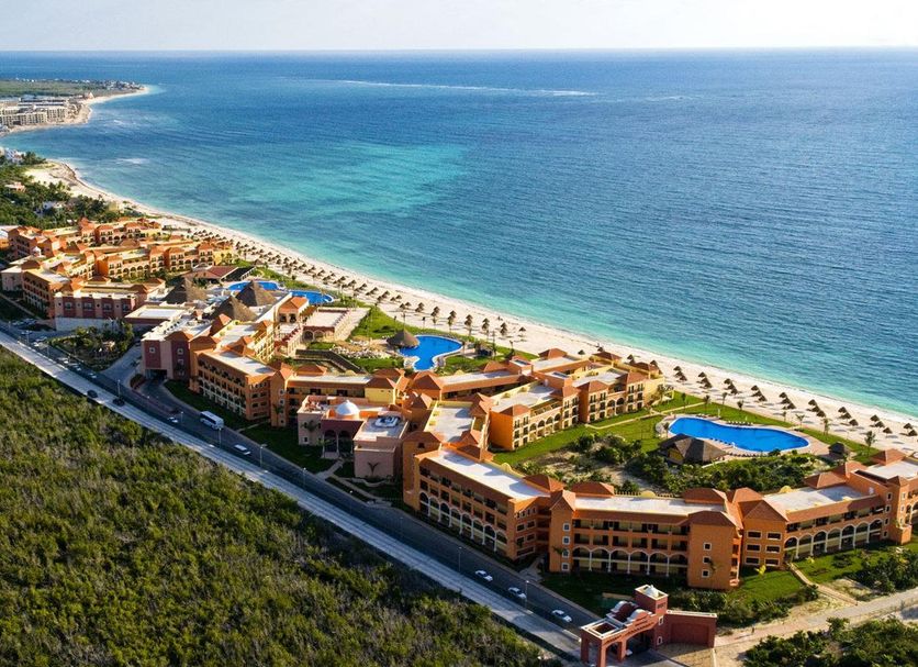 Ocean Coral & Turquesa in Puerto Morelos with beachfront resort buildings, pools, and ocean views