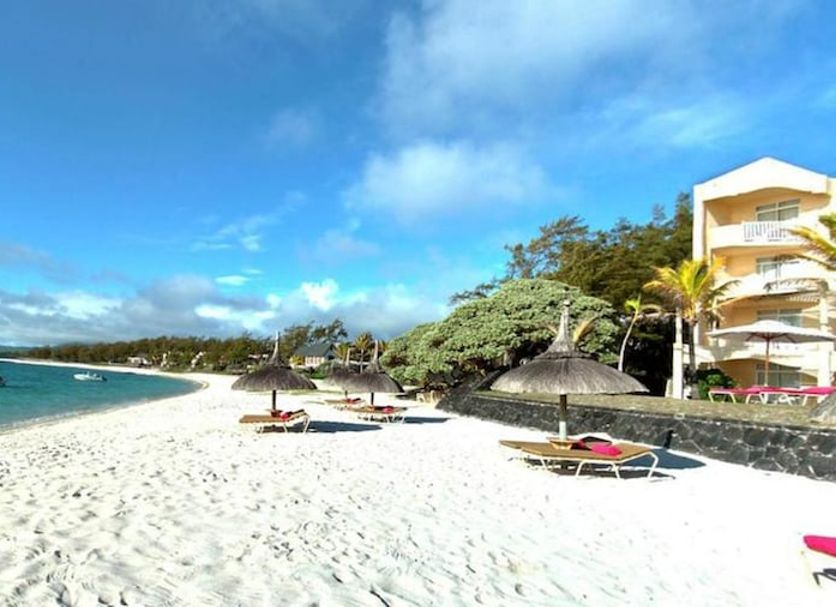 Silver Beach Hotel in Trou d'Eau Douce with white-sand beach, turquoise sea, loungers and umbrellas