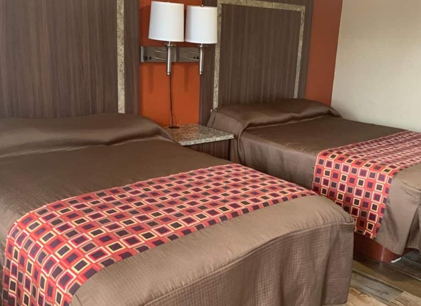 Prince of Wales Motel in Lake Wales guest room with two double beds and bedside lamps