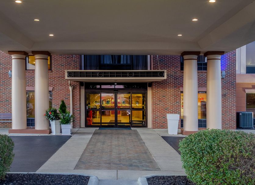 Holiday Inn Express & Suites Bowling Green By IHG entrance with covered driveway and columns