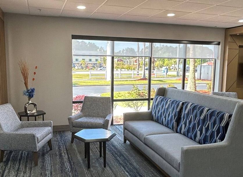 Holiday Inn Express Savannah S I95 - Richmond Hill lobby seating area with large window view