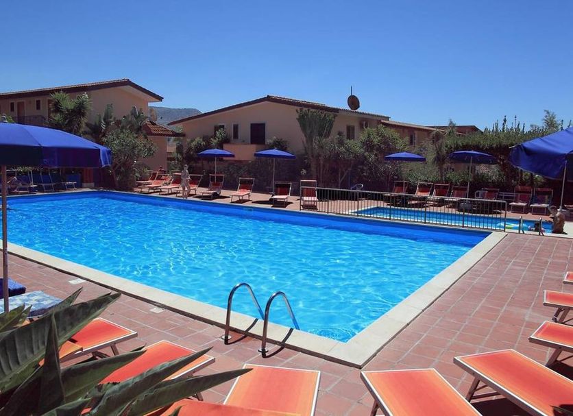 Residence Esmeraldo in Capo Vaticano: outdoor swimming pool with lounge chairs and umbrellas