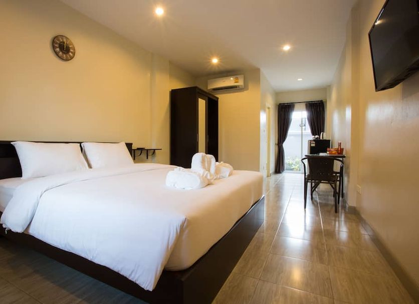 Me Dream Residence in Surat Thani guest room with double bed, desk, TV and balcony door