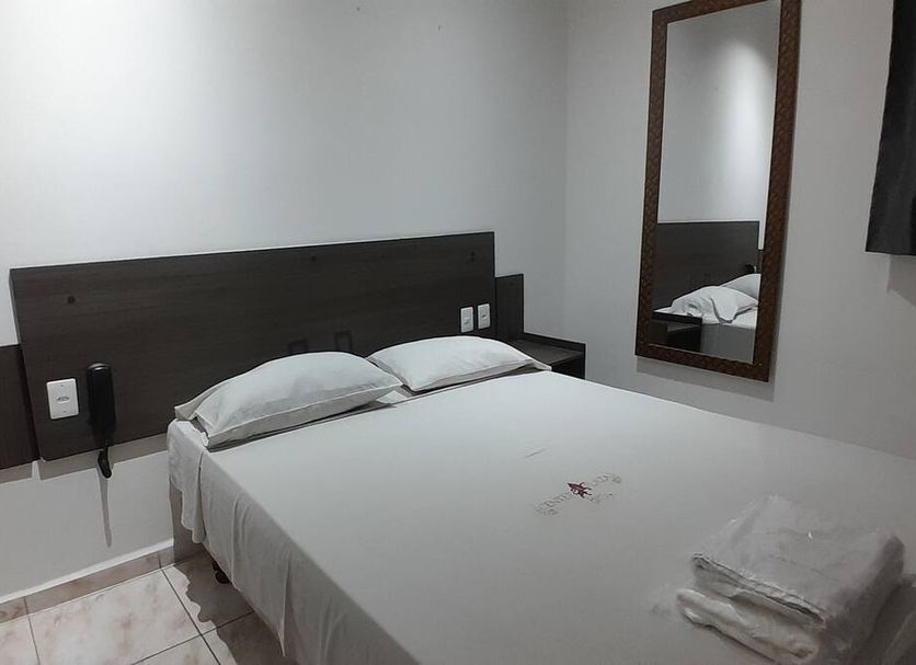 Center Plaza Hotel, Sao Paulo: simple room with double bed, wall mirror and folded towels