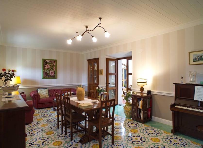 Dining room Photo