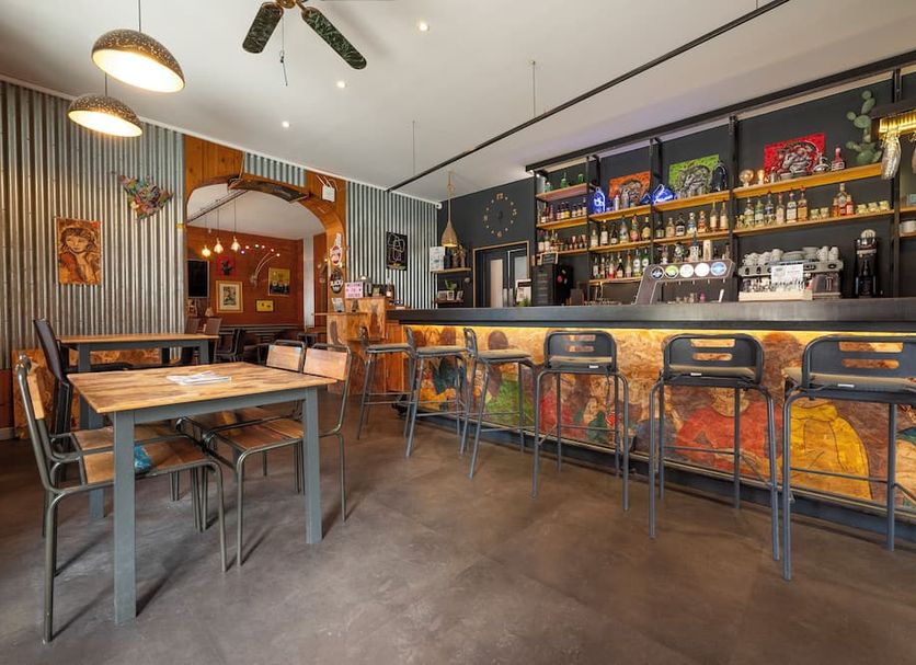 Hôtel Les Pins - Oléron bar and dining area in Saint-Trojan-les-Bains