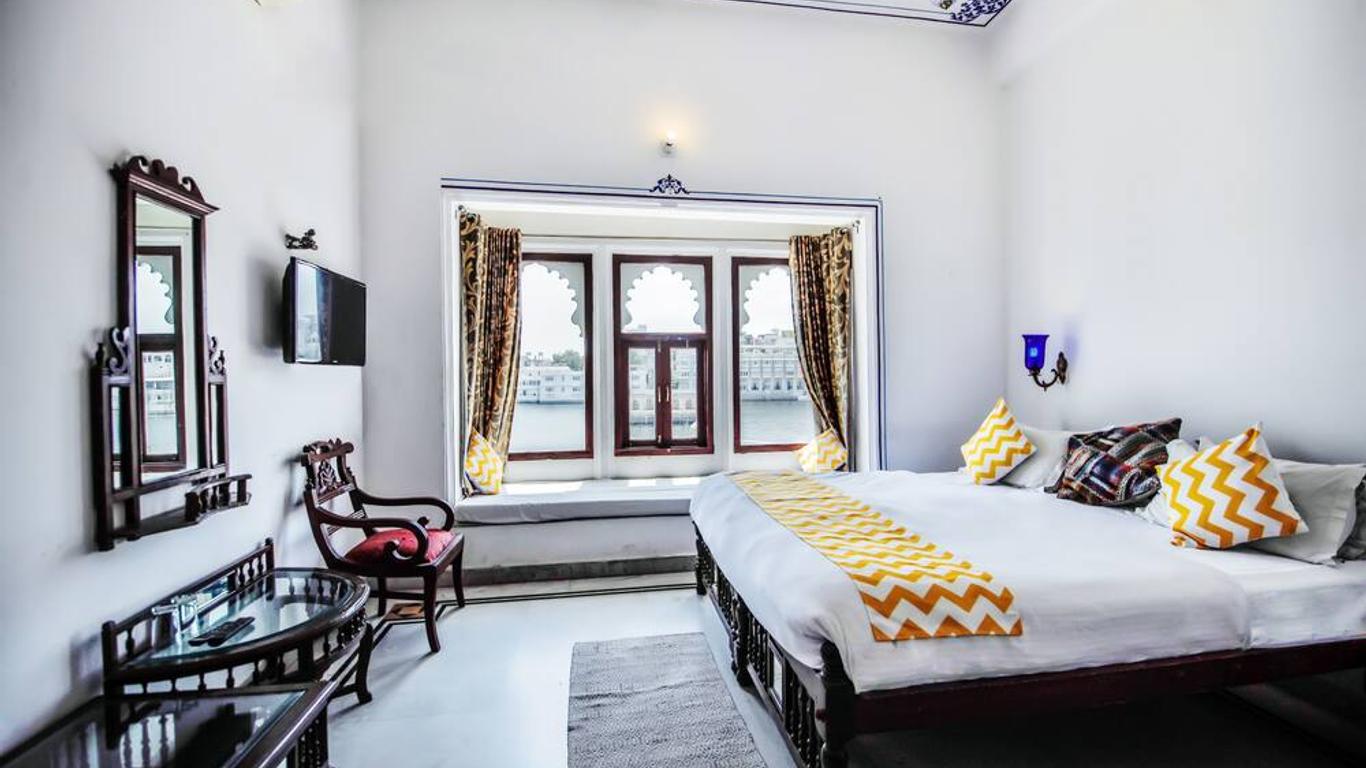 Hotel Devraj Niwas on Lake Pichola