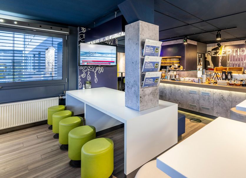 B&b Hotel Düsseldorf-Hilden reception area with lounge seating and bar in Hilden