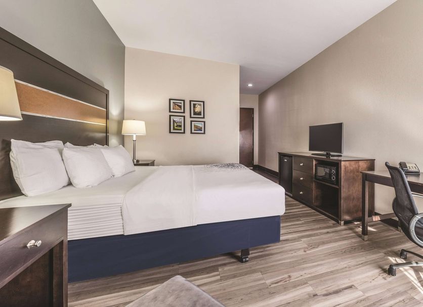 La Quinta Inn & Suites by Wyndham Tulsa - Catoosa Route 66 guest room with king bed and TV