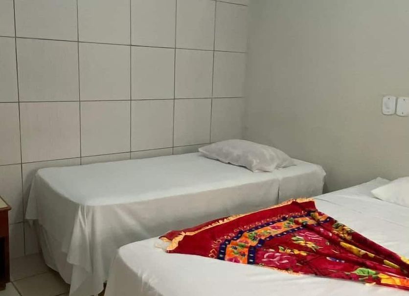 Hotel Brisa do Meireles in Fortaleza: simple twin room with two single beds and tiled wall