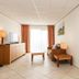 Studio's De Vlijt Texel in De Cocksdorp, bright studio with sofa, TV, table and bedroom doorway