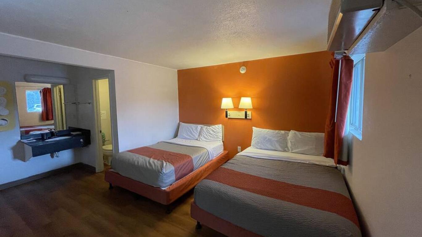 Travelodge by Wyndham Brattleboro VT