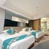 Great Wall Hotel (Yichang Cbd Food Street Store) twin room with turquoise accents and glass bathroom in Yichang
