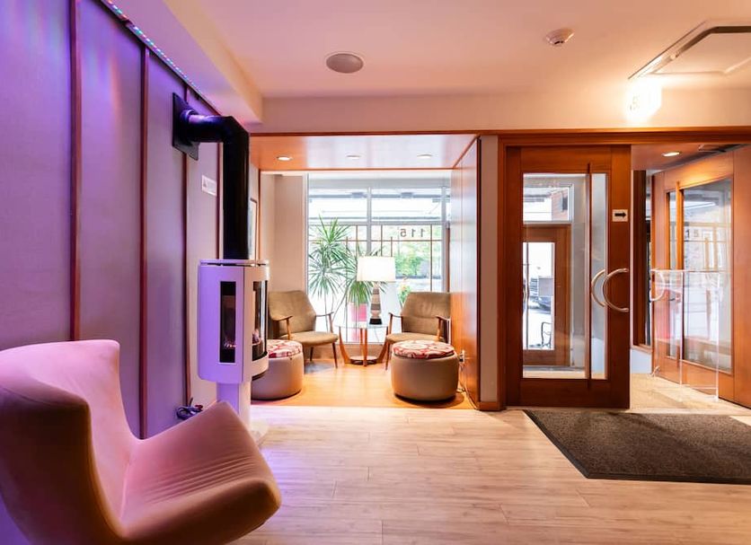 Hôtel Champlain Vieux Québec lobby with lounge seating and glass doors in Québec City