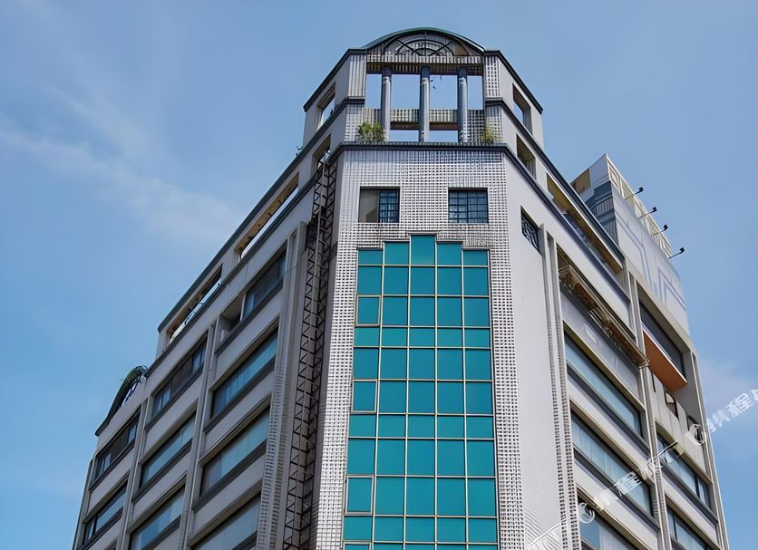 Kings Hotel in Yilan City, exterior of a tall modern hotel tower against blue sky