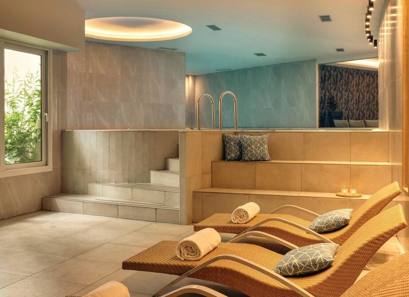 Zeus Eretria Resort spa lounge with indoor pool and sun loungers in Erétria