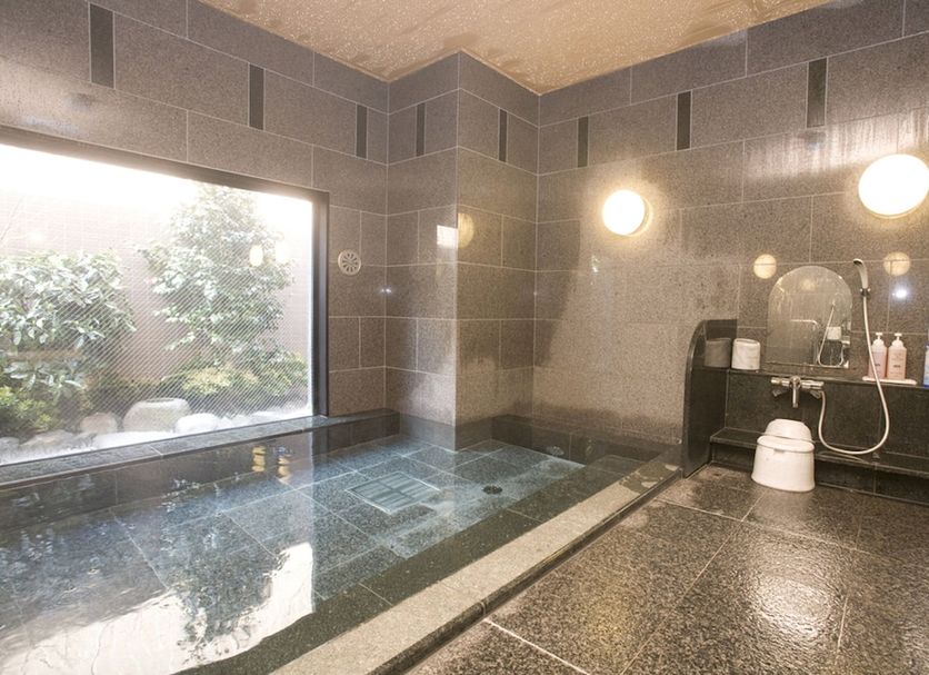 Hotel Route-Inn Omagari Ekimae in Daisen: indoor hot spring bath with window view and wash area