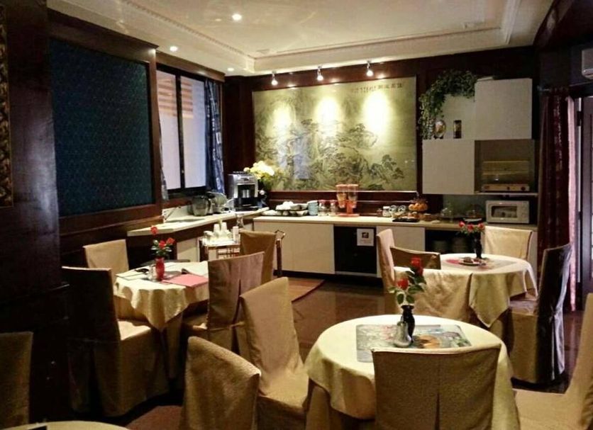 Hotel Geo in Rome dining room with set tables and wall mural