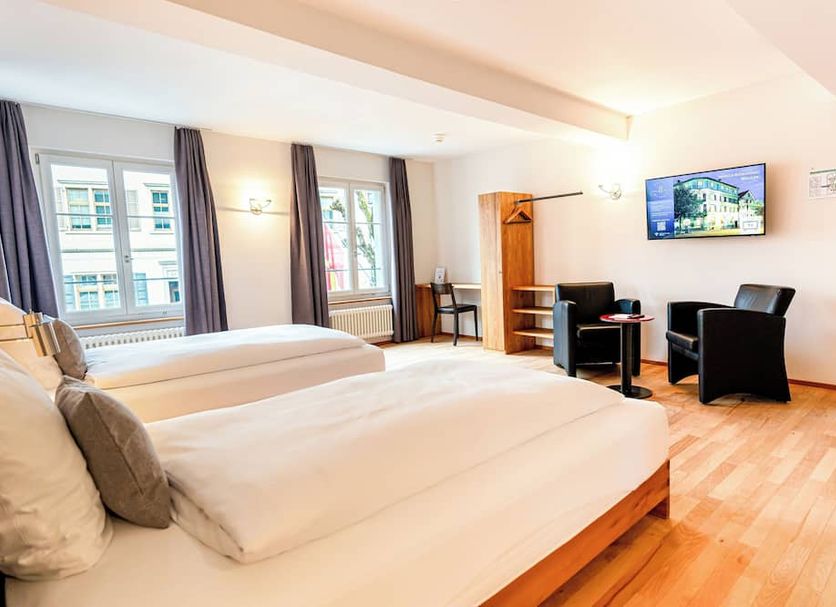 Hotel Le Lion - Self Check-in guest room in Bischofszell with two beds, TV and windows