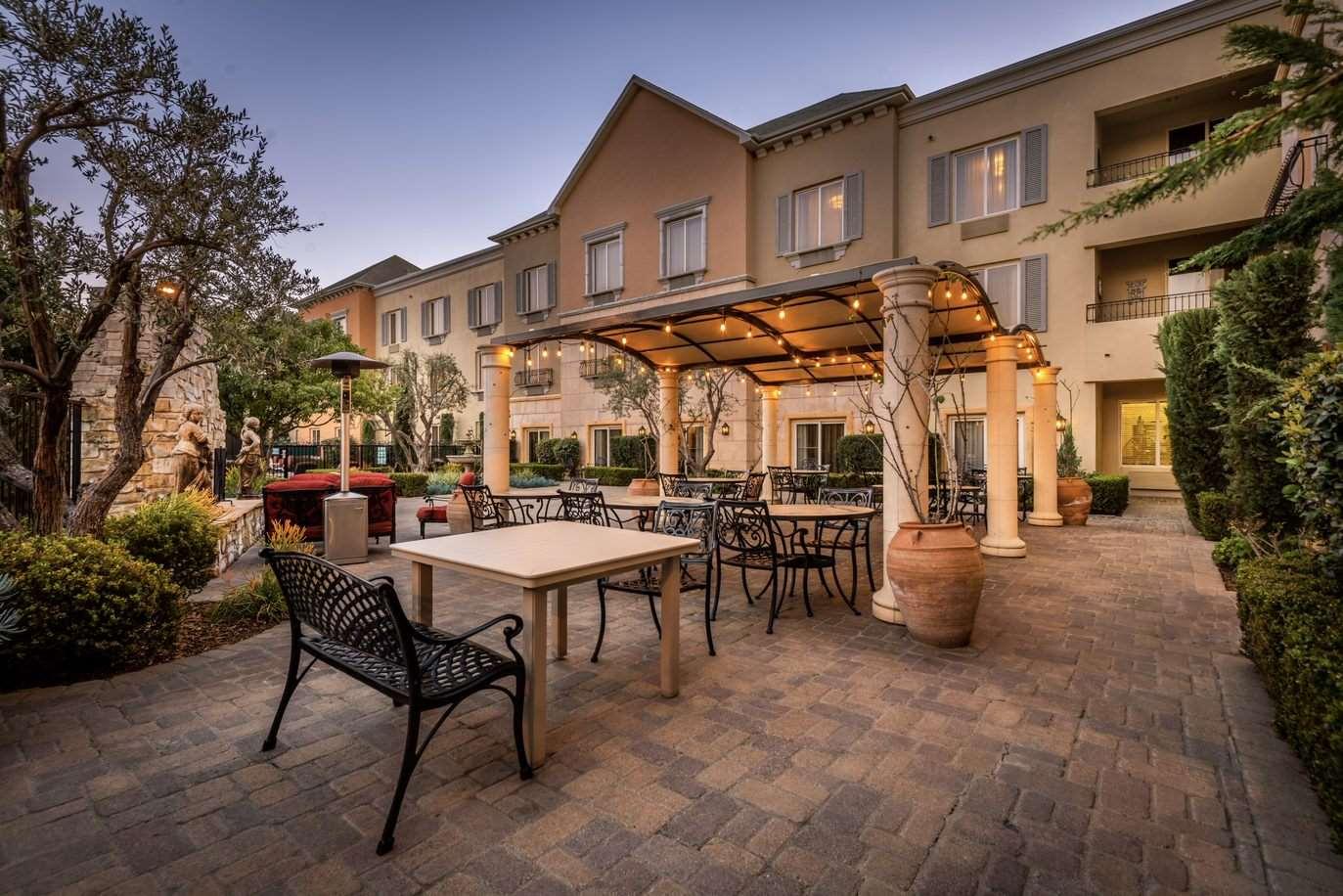 Ayres hotel store