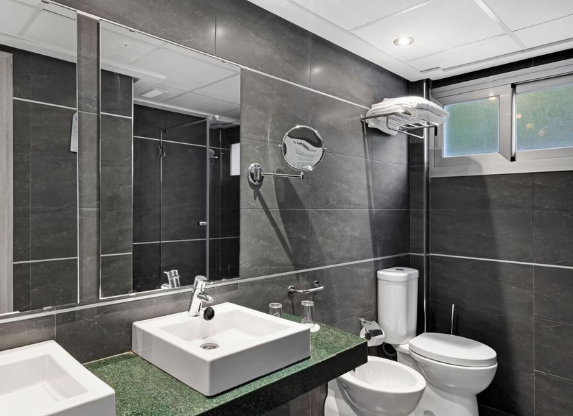 THB Cala Lliteras bathroom in Cala Ratjada with double sinks, large mirror and walk-in shower
