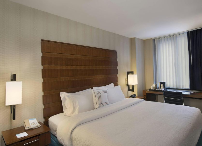 Fairfield Inn & Suites by Marriott New York Manhattan/Fifth Avenue guest room with king bed and desk