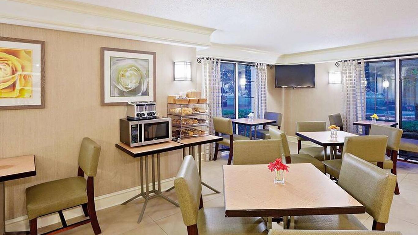 Norwood Inn & Suites Indianapolis East Post Drive