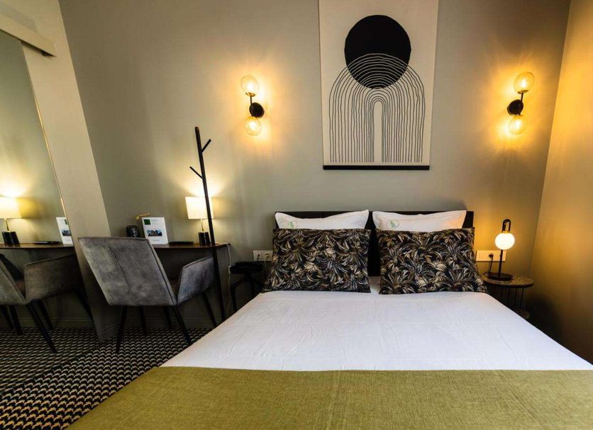 Hôtel Paulette Rouen Centre Cathédrale guest room with double bed, wall lights, desk and chair