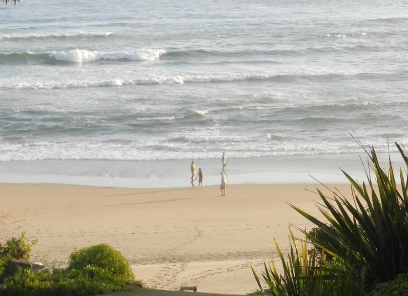The Pink Lodge on The Beach in Wilderness with a sandy beach and ocean waves