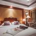 Taizhou Chunlan Hotel in Taizhou: elegant guest room with king bed, sofa, lamps, and draped windows