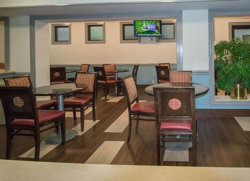 Sweet Dream Inn - University Park in Pensacola lounge with tables, chairs and wall-mounted TV