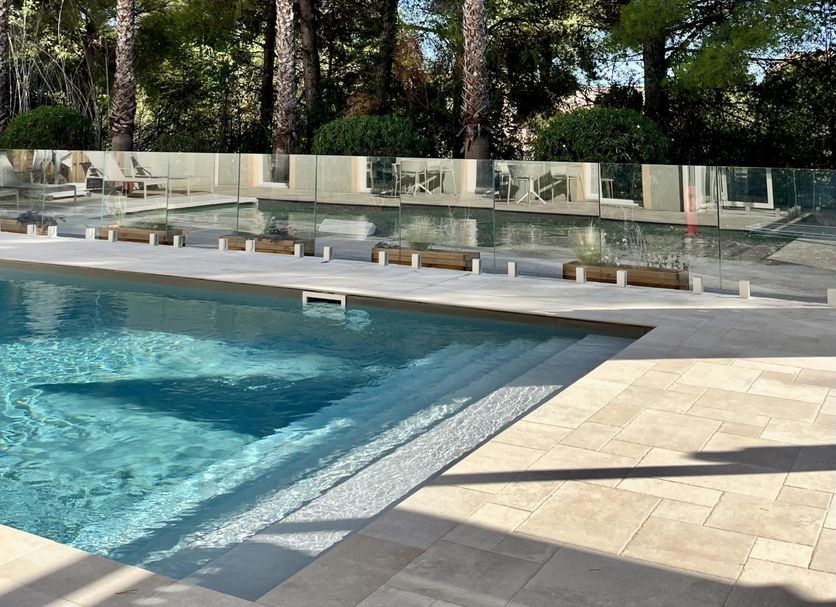 Logis Hôtel de Port d'Alon, Saint-Cyr-sur-Mer: outdoor pool beside palm trees and lounge chairs