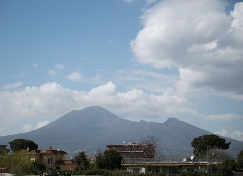 Area Domus in Pompei with Mount Vesuvius visible beyond the hotel area