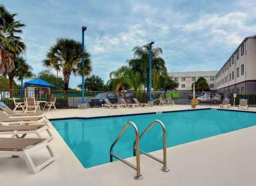 Motel 6-Orlando, Fl - International Dr outdoor pool with lounge chairs and palm trees in Orlando